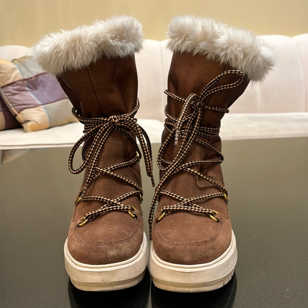 Ladies Geox Amphibox Kaula suede boots.